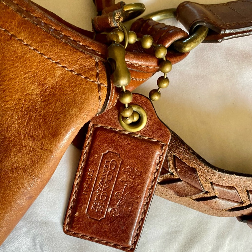 LOVE THE HARDWARE ON THIS BAG! Love Coach!!! 90.00$ OBO